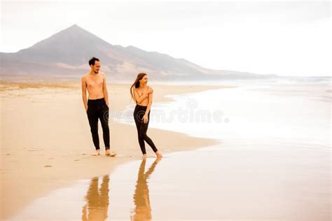 nackte paare am meer|Paar liegt nackt am Strand